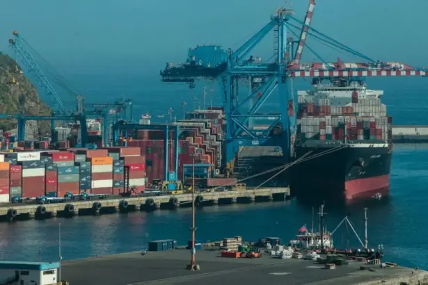 Exportaciones chilenas alcanzan récord histórico en 2025 impulsadas por minería y servicios