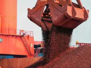 China advierte sobre especulación que distorsiona precios del mineral de hierro global