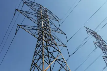 Negociación por Transelec enfrenta trabas por valorización y devoluciones a clientes