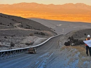 Barrick evalúa reorganizar activos en EE.UU., atrae interés de grandes mineras.