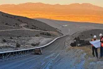 Barrick evalúa reorganizar activos en EE.UU., atrae interés de grandes mineras.