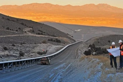 Barrick evalúa reorganizar activos en EE.UU., atrae interés de grandes mineras.