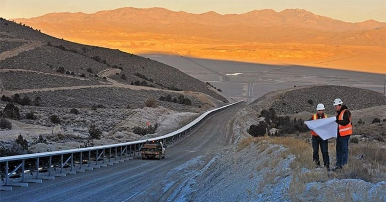 Barrick evalúa reorganizar activos en EE.UU., atrae interés de grandes mineras.