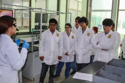 Estudiantes de Tocopilla visitan laboratorio de Chuquicamata para fortalecer su formación técnica