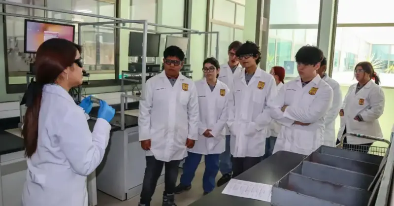 Estudiantes de Tocopilla visitan laboratorio de Chuquicamata para fortalecer su formación técnica