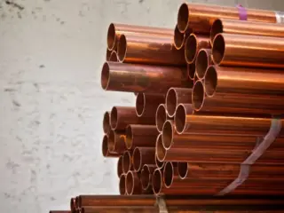 Cobre baja levemente pero se encamina a su mayor alza anual desde 2009