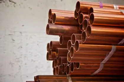 Cobre baja levemente pero se encamina a su mayor alza anual desde 2009