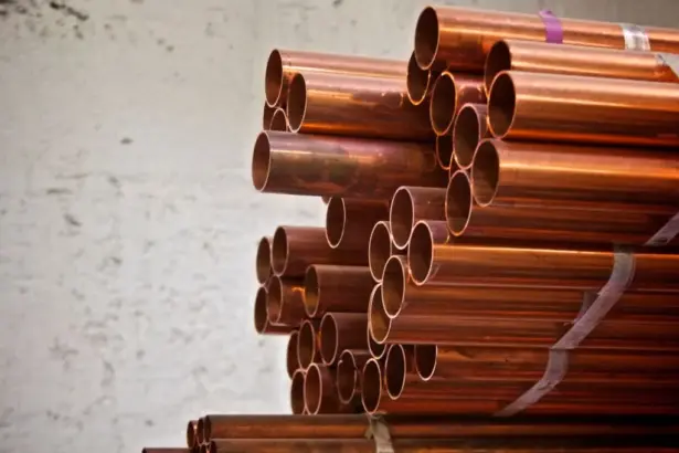 Cobre baja levemente pero se encamina a su mayor alza anual desde 2009