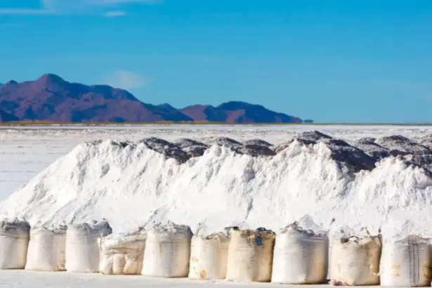 Precios del litio en China suben tras revocación de licencias mineras en Yichun