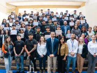 Lomas Bayas impulsa educación técnica con tecnologías para minería del futuro