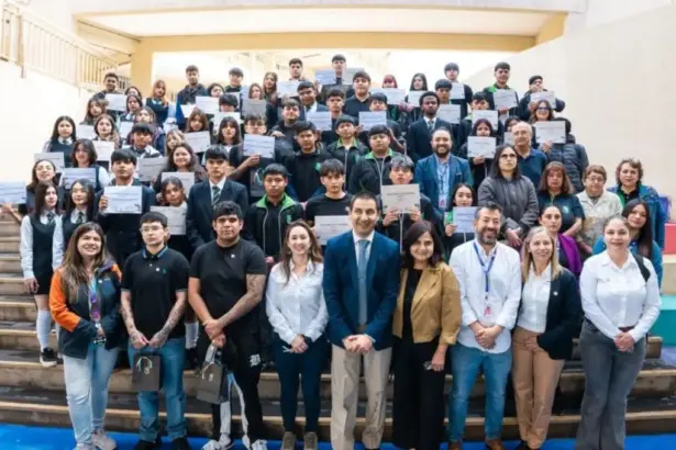 Lomas Bayas impulsa educación técnica con tecnologías para minería del futuro