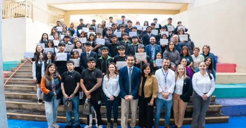 Lomas Bayas impulsa educación técnica con tecnologías para minería del futuro