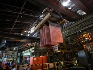 Dólar se debilita y cobre alcanza su nivel más alto en meses