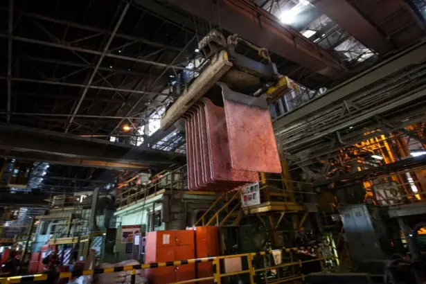 Dólar se debilita y cobre alcanza su nivel más alto en meses