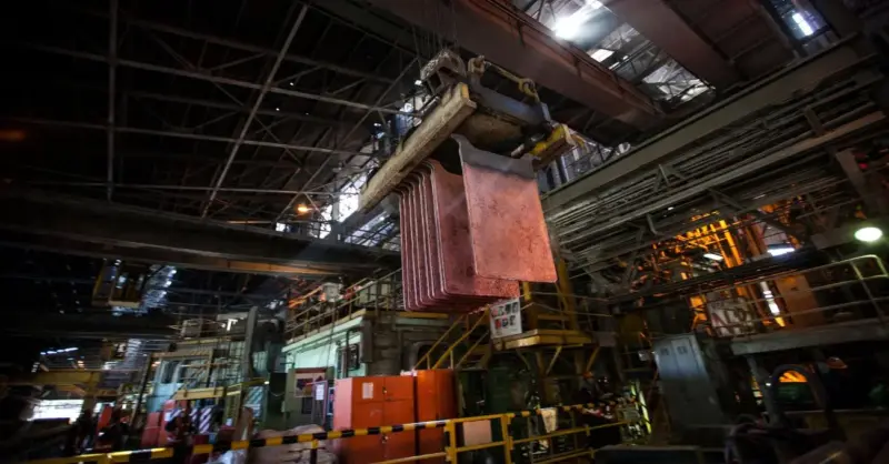 Dólar se debilita y cobre alcanza su nivel más alto en meses