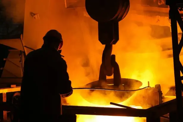 Acero chino inunda América Latina: riesgo de empleos y crisis industrial