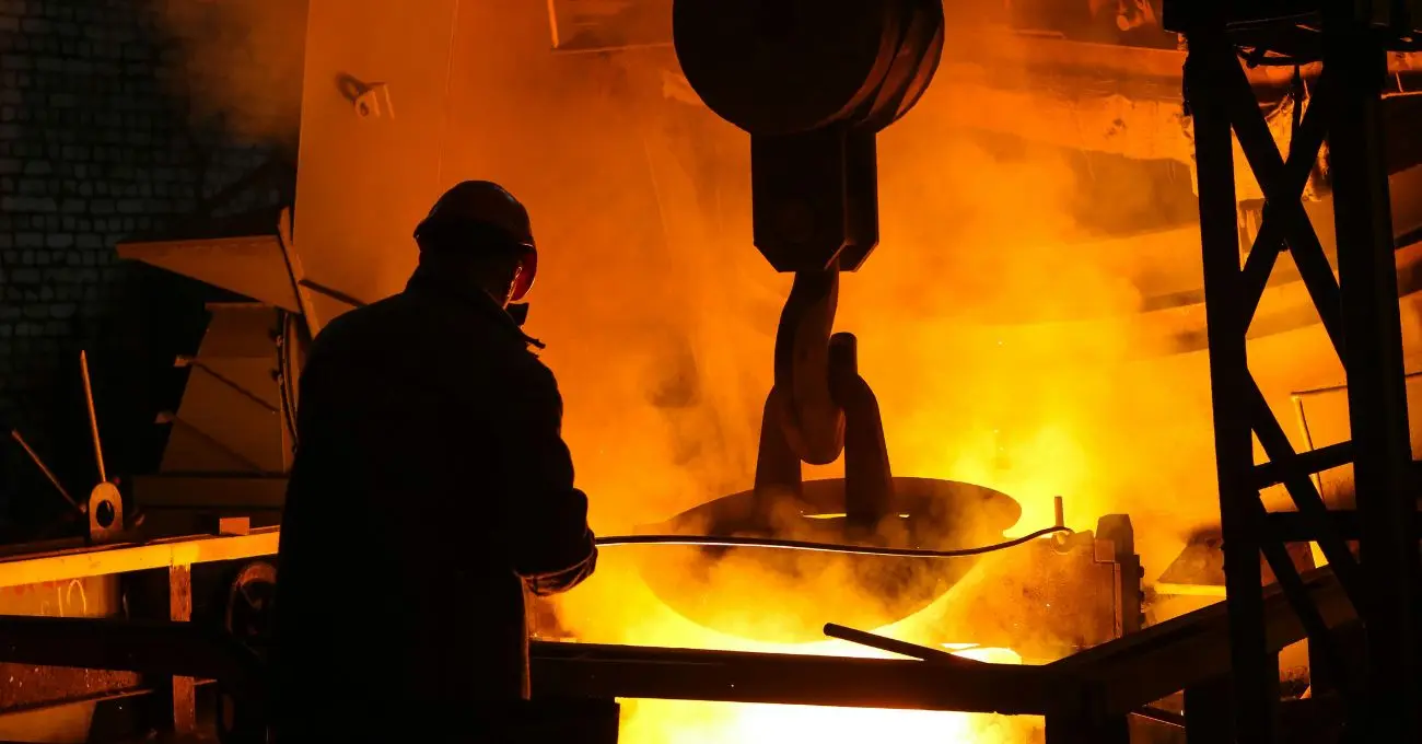 Acero chino inunda América Latina: riesgo de empleos y crisis industrial