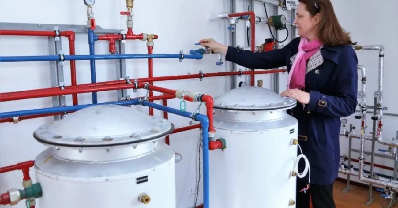 Desarrollan planta solar térmica con sales de litio recicladas para uso doméstico en Chile