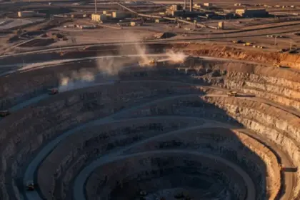 Acciones de Newmont suben 24% impulsadas por auge del oro y diversificación