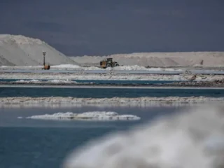 Europa activa plan para extraer su propio litio: Los proyectos para reducir la dependencia de Chile y China