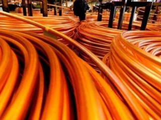 Repunte del cobre impulsa economía chilena pero plantea desafíos de diversificación económica