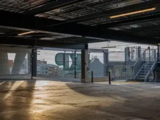 Estacionamiento en Suecia reutiliza aspas de aerogeneradores como ejemplo de sustentabilidad