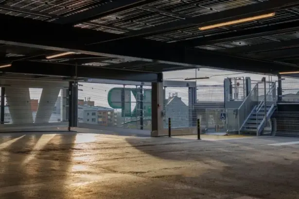 Estacionamiento en Suecia reutiliza aspas de aerogeneradores como ejemplo de sustentabilidad