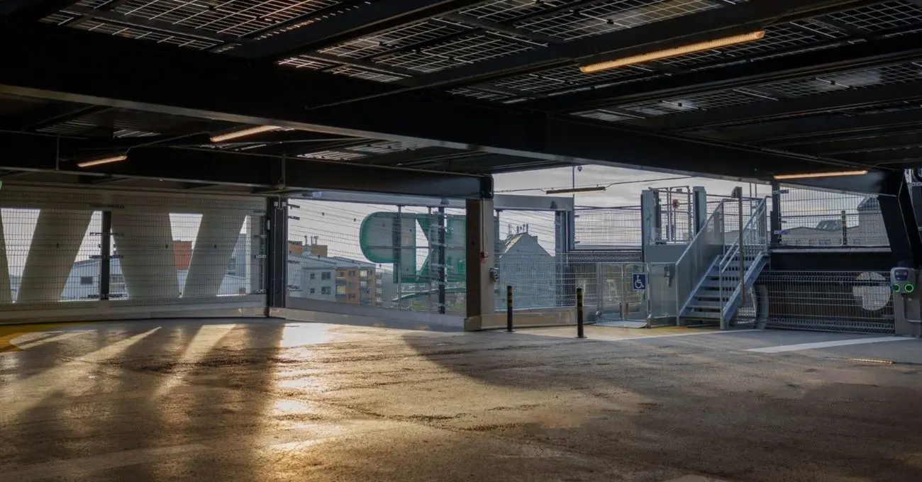 Estacionamiento en Suecia reutiliza aspas de aerogeneradores como ejemplo de sustentabilidad