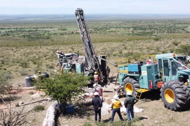 Minaurum aumenta el programa de perforación de la fase 2 a 50.000 metros en el Proyecto de Plata de Álamos