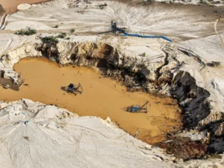 Perú extiende permisos para mineros informales y reaviva tensiones con la industria formal