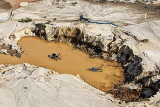 Perú extiende permisos para mineros informales y reaviva tensiones con la industria formal