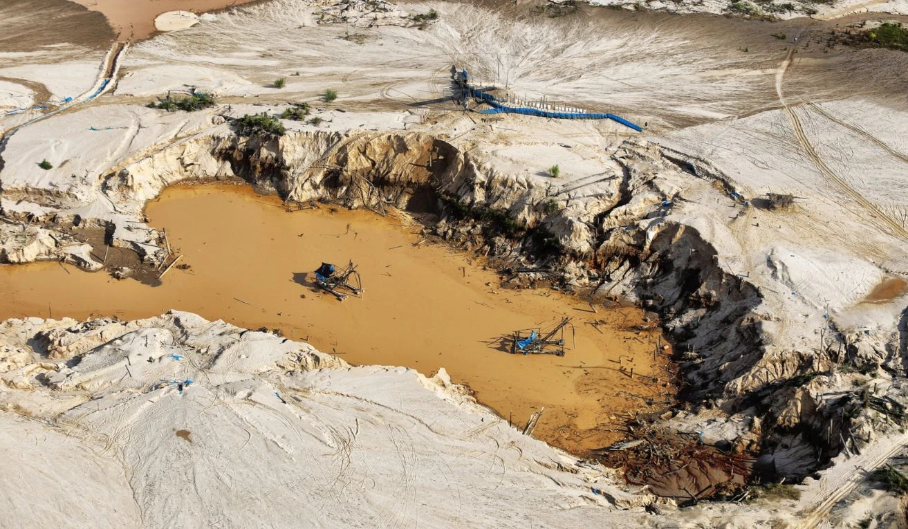 Perú extiende permisos para mineros informales y reaviva tensiones con la industria formal