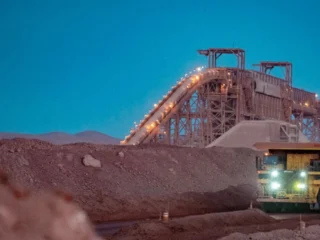 Minera Antucoya reduce emisiones en 40% con innovador sistema de control de polvo