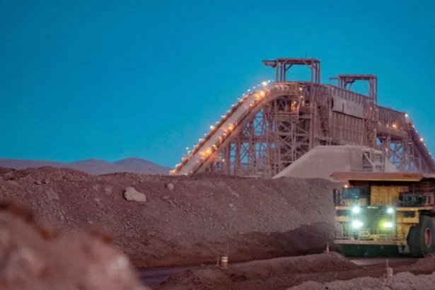 Minera Antucoya reduce emisiones en 40% con innovador sistema de control de polvo