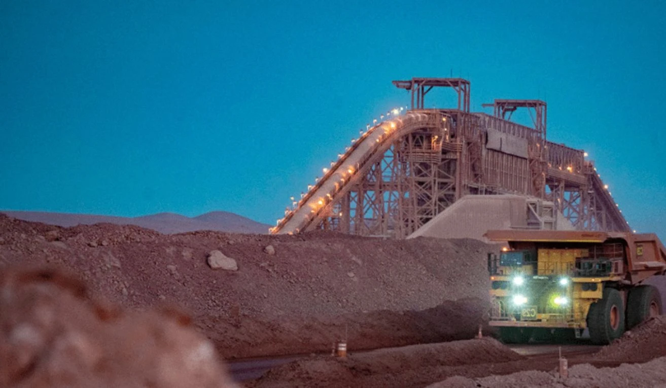 Minera Antucoya reduce emisiones en 40% con innovador sistema de control de polvo