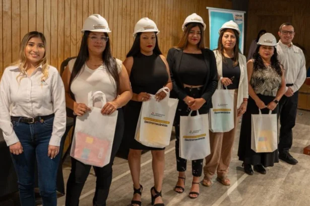 Antofagasta Minerals capacita a más de 300 mujeres en minería y tecnología