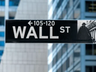 Giro en Japón enfría a Wall Street, hunde las cripto y dispara al dólar en América Latina