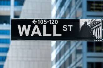 Giro en Japón enfría a Wall Street, hunde las cripto y dispara al dólar en América Latina