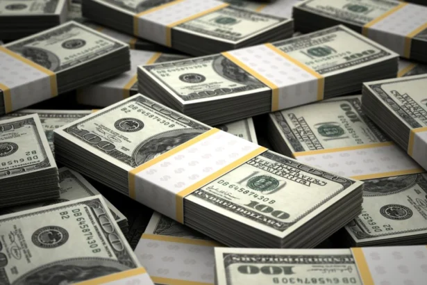 Dólar cierra en mínimos de ocho meses luego de que agentes se "pusieran al día" con récord del cobre y panorama electoral