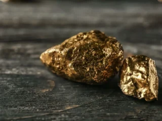 Todos lo botan a la basura pero contiene oro de 22 quilates que puede valer miles de dólares