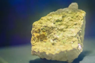 Un problema más de la energía nuclear: los precios del uranio se disparan