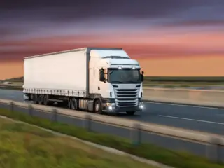 Científicos estadounidenses diseñan la primera autopista que carga de forma inalámbrica camiones eléctricos en movimiento