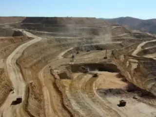 Sernageomin y trabajadores advierten anomalías en tranque de relaves de Quebrada Blanca