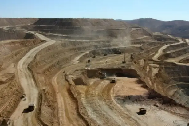 Sernageomin y trabajadores advierten anomalías en tranque de relaves de Quebrada Blanca