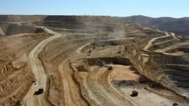 Sernageomin y trabajadores advierten anomalías en tranque de relaves de Quebrada Blanca