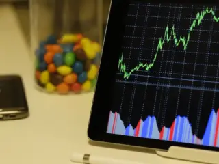 Empresa china de chips para la IA que compite con Nvidia se dispara y acumula alza de 650% en la bolsa