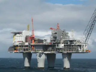 Instalan la construcción más pesada y profunda del planeta Tierra: más de 400 metros y un millón de toneladas