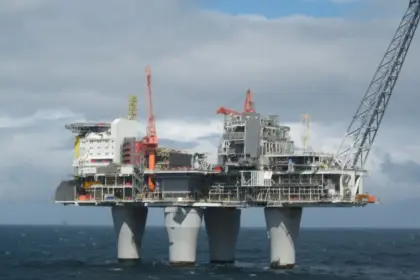 Instalan la construcción más pesada y profunda del planeta Tierra: más de 400 metros y un millón de toneladas