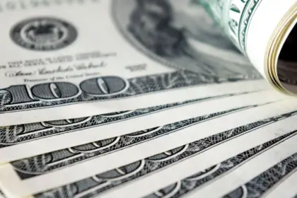 Dólar profundiza caída tras sorprendente IPC de EE.UU. y roza los $910