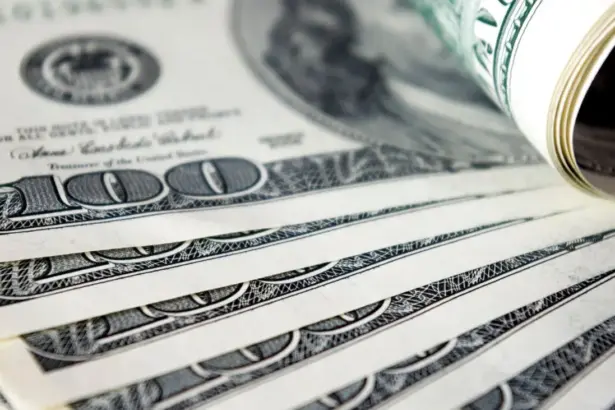 Dólar profundiza caída tras sorprendente IPC de EE.UU. y roza los $910